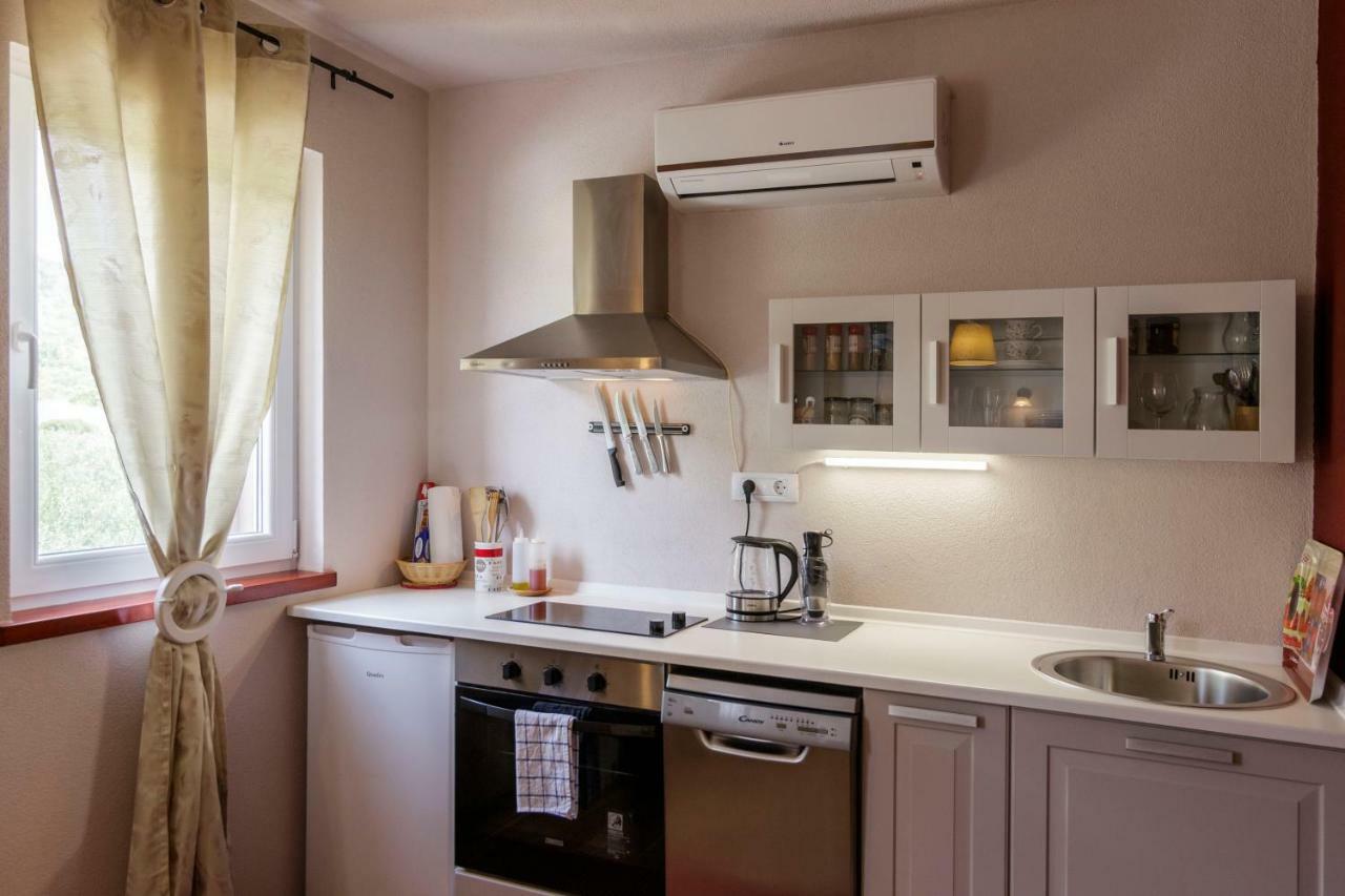 Apartments Mardesic Комижа Екстер'єр фото