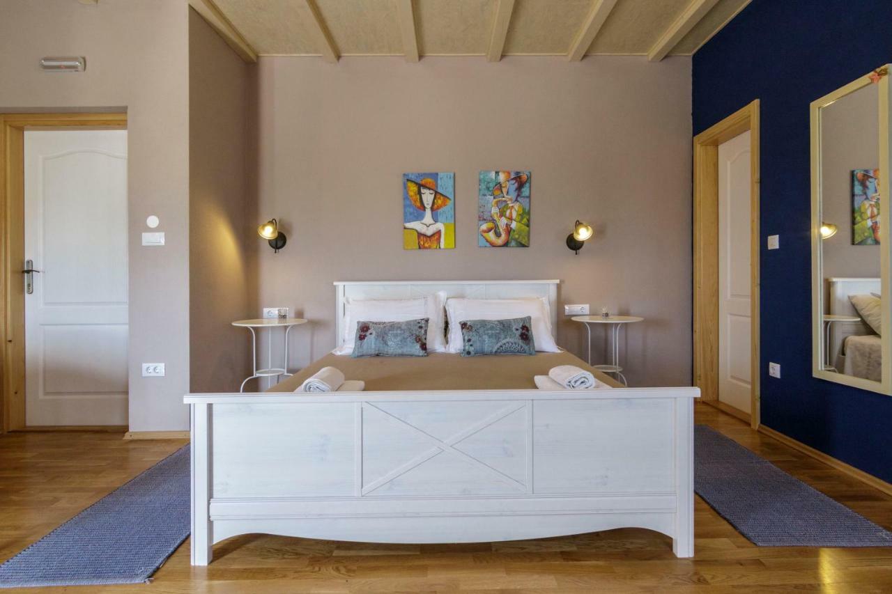 Apartments Mardesic Комижа Екстер'єр фото