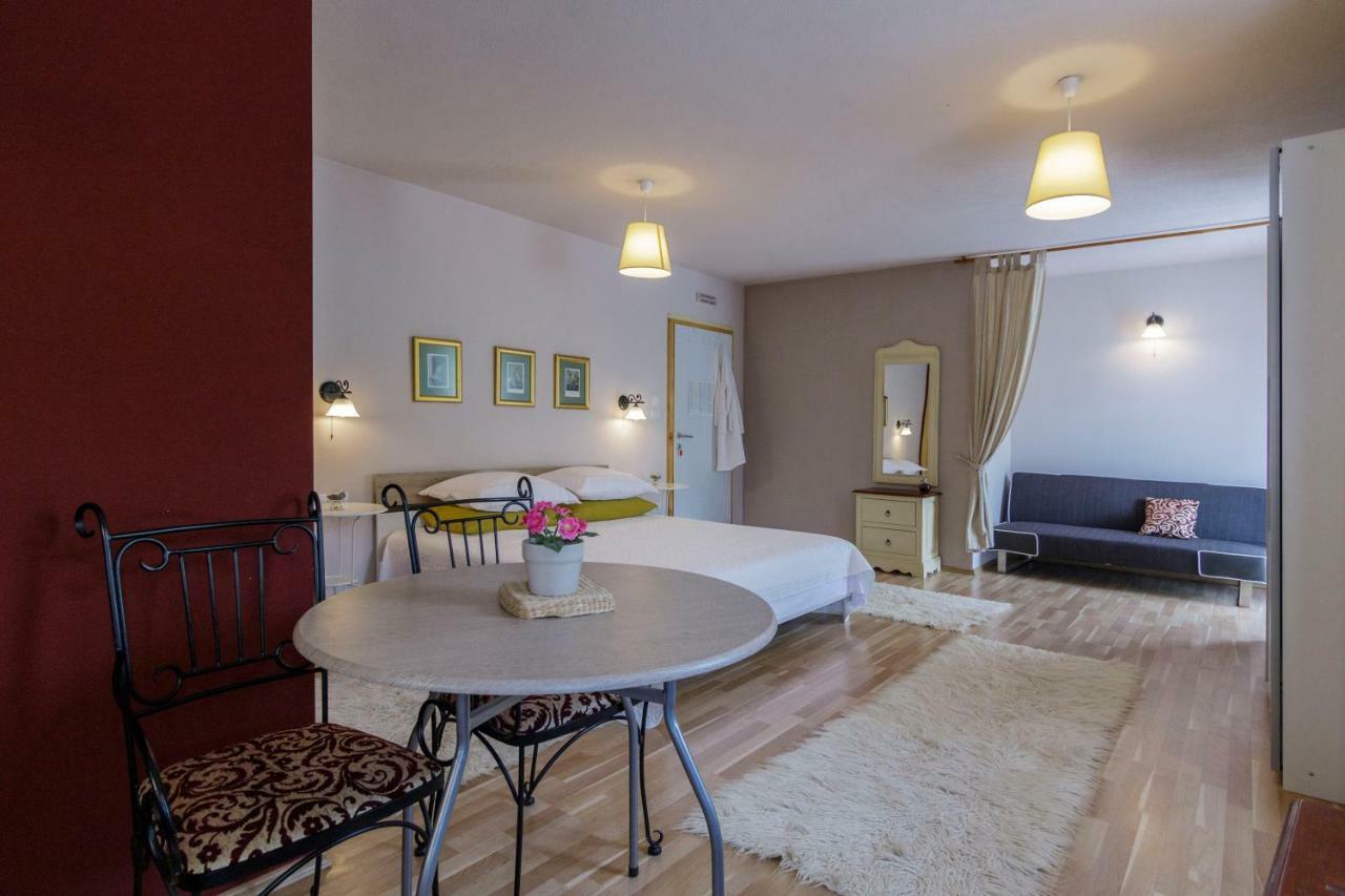 Apartments Mardesic Комижа Екстер'єр фото